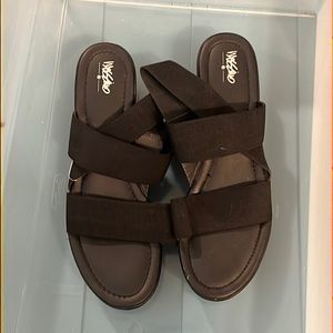 Cross over platform sandals